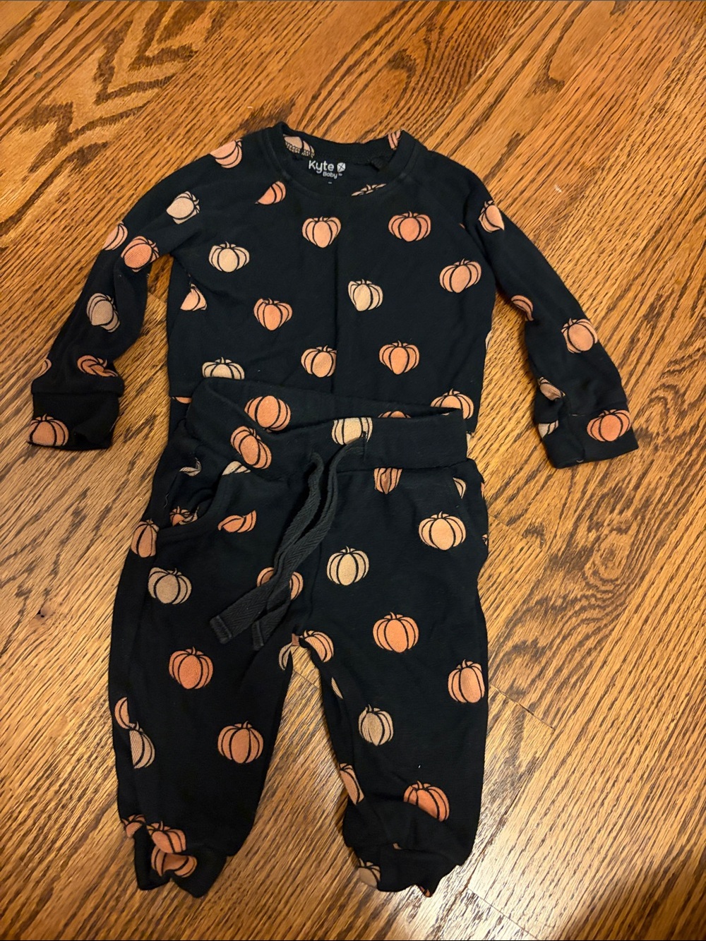Kyte BABY Black Pumpkin Sweatsuit